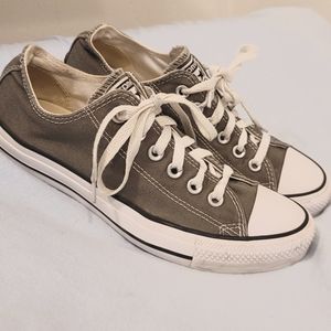 Converse Chuck Taylor's Low top sneakers Ladies 7.